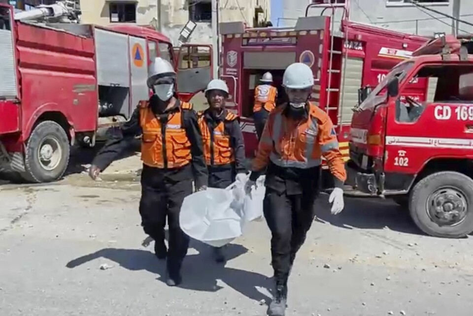 En video publisert av Gazas sivilforsvar viser at redningsarbeidere frakter ut flere døde barn etter et angrep i Khan Younis. Barnelegen Ala Najjar mistet nesten hele familien sin i angrepet. En video publisert av Gazas sivilforsvar viser at redningsarbeidere frakter ut flere døde barn etter et angrep i Khan Younis. Barnelegen Ala Najjar mistet nesten hele familien sin i angrepet. Foto: Gazas sivilforsvar / AP / NTB