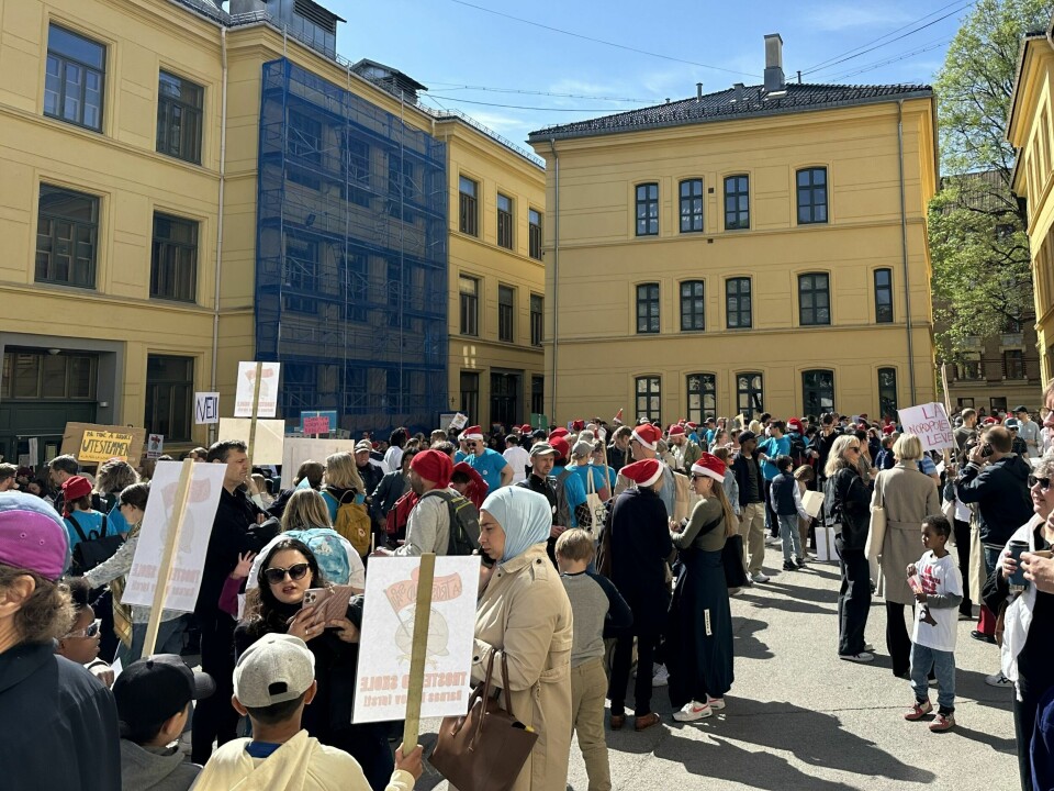 Mange møtte opp i skolegården på Møllergata før toget gikk til Youngstorget.(Jonas Bucher) Mange møtte opp i skolegården på Møllerløkka før toget gikk til Youngstorget.