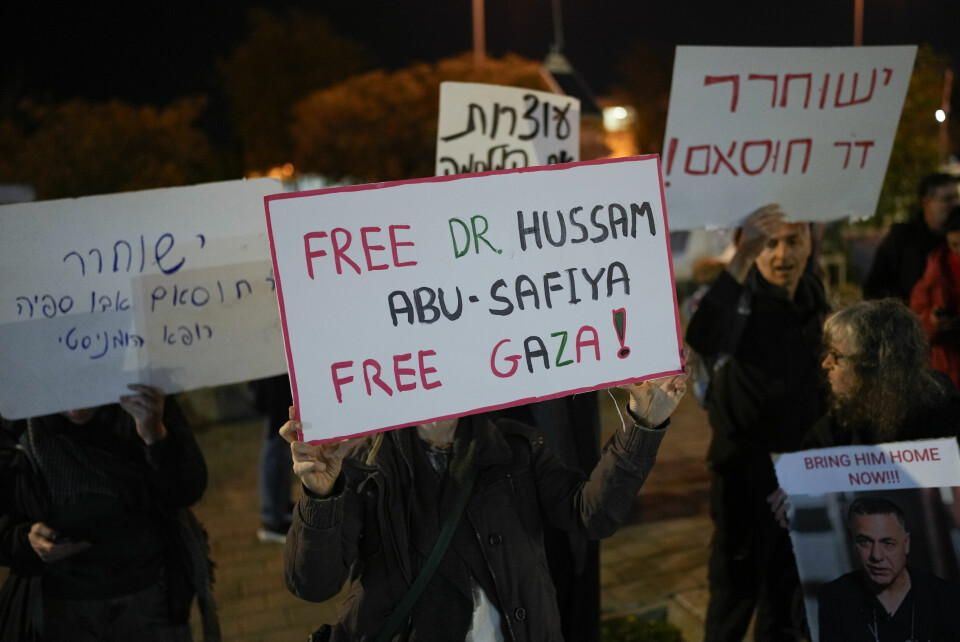 Kort tid etter arrestasjonen krevde demonstranter i Tel Aviv i Israel at legen og sykehusdirektøren Hussam Abu Safiya måtte løslates. Kort tid etter arrestasjonen krevde demonstranter i Tel Aviv i Israel at legen og sykehusdirektøren Hussam Abu Safiya måtte løslates. Foto: Matias Delacroix / AP / NTB