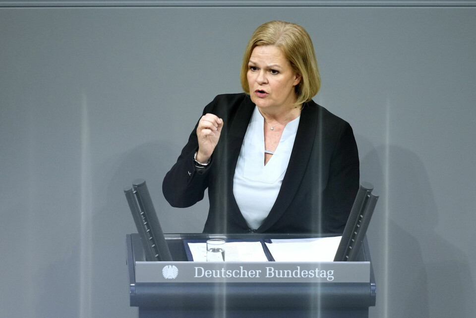 Asylsøknadene var nesten halvert i Tyskland i årets to første måneder, sammenlignet med samme periode i fjor. Innenriksminister Nancy Faeser sier at tyske myndigheter også deporterer flere enn tidligere. Asylsøknadene var nesten halvert i Tyskland i årets to første måneder, sammenlignet med samme periode i fjor. Innenriksminister Nancy Faeser sier at tyske myndigheter også deporterer flere enn tidligere. Foto: Ebrahim Noroozi / AP / NTB