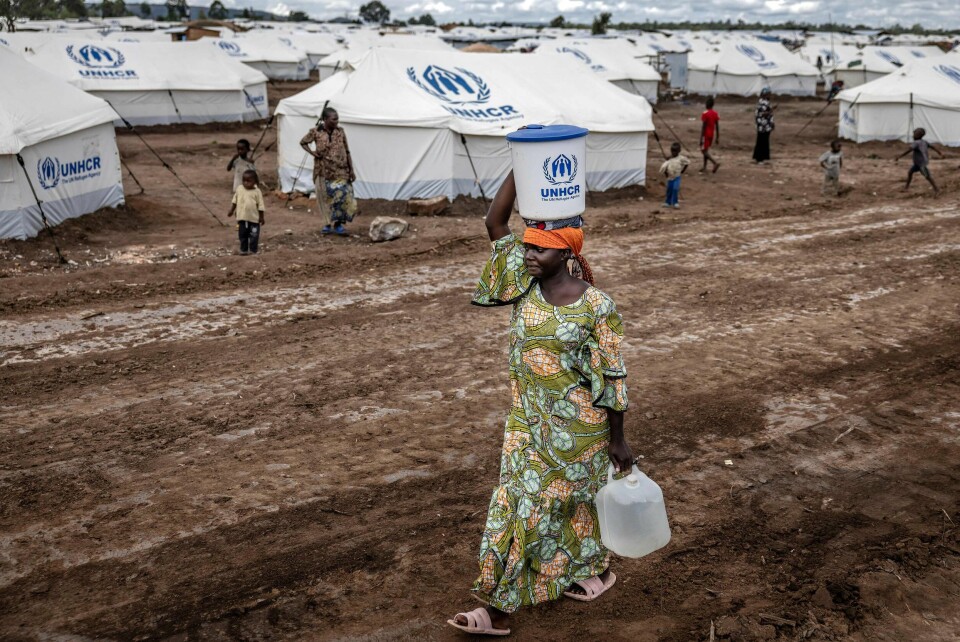 En kongolesisk flyktning bærer en bøtte med nødhjelp på hodet mens hun går mot teltet sitt etter en matutdeling i Musenyi i Giharo, Burundi 7. mai 2025. Siden januar 2025 har over 71.000 mennesker som flykter fra den pågående volden i den østlige delen av Den demokratiske republikken Kongo krysset grensen til Burundi – den største tilstrømmingen av flyktninger på flere tiår, ifølge FN. En kongolesisk flyktning bærer en bøtte med nødhjelp på hodet mens hun går mot teltet sitt etter en matutdeling på i Musenyi i Giharo, 7. mai 2025.