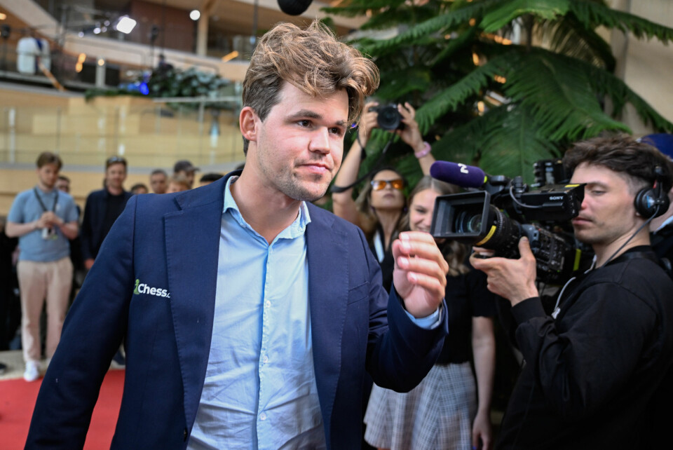 Magnus Carlsen hastet inn i spillerlokalet i New York. Her fra en tidligere turnering, i Norge Magnus Carlsen kom seirende ut av rivaloppgjøret mot Hans Niemann. Her fra Norway Chess i juni. Foto: Carina Johansen / NTB
