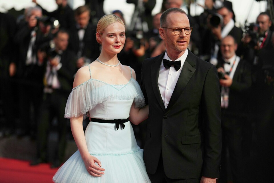 Elle Fanning og Joachim Trierpå vei inn til prisutdelingen lørdag kveld i Cannes.(Natacha Pisarenko/AP) Elle Fanning og Joachim Trier på den røde løperen før avslutningsseremonien. Foto: Natacha Pisarenko / AP / NTB