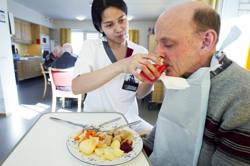 Skal bestemor og bestefar få den pleien de trenger, må vi akseptere at de som utfører dette viktige arbeidet ikke snakker perfekt norsk, skriver Ingrid R. Joys. (Illustrasjonsfoto) Helse, innvandring, eldreomsorg. Illustrasjonsfoto
