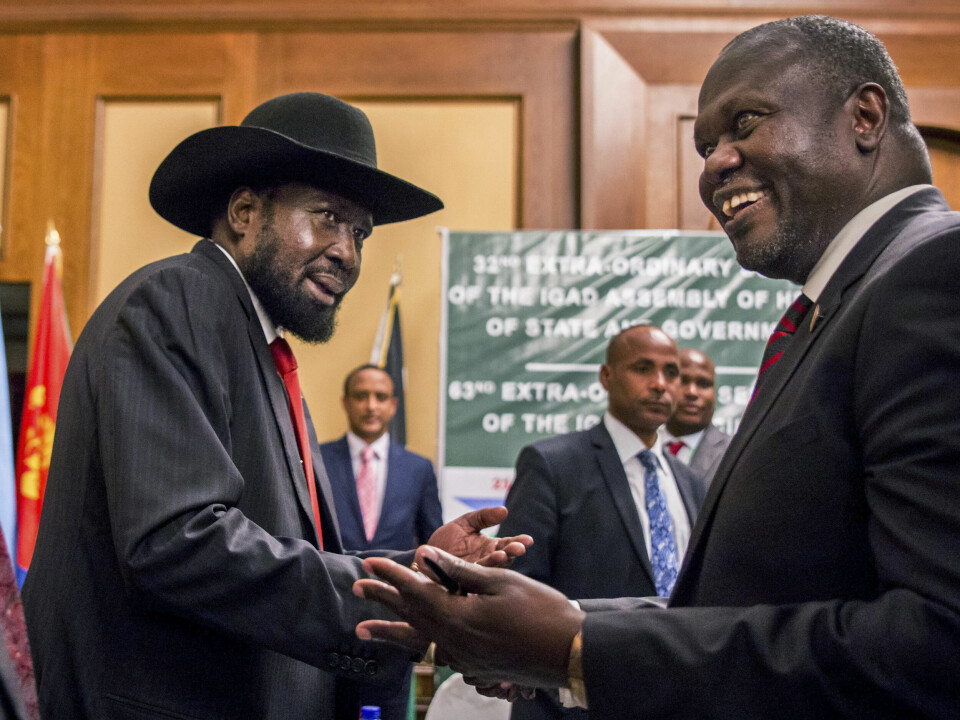 Striden mellom Sør-Sudans mangeårige president Salva Kiir (t.v.) og visepresident Riek Machar (t.h.) har på nytt resultert i væpnet konflikt, og landet trues nå på nytt av borgerkrig. Dette bildet er fra et møte mellom de to i 2018. Striden mellom Sør-Sudans mangeårige president Salva Kiir (t.v.) og visepresident Riek Machar (t.h.) har på nytt resultert i væpnet konflikt, og landet trues nå på nytt av borgerkrig. Dette bildet er fra et møte mellom de to i 2018. Foto: AP / NTB