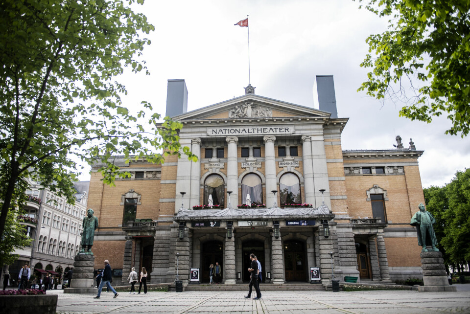 Nationaltheatret har behov for oppussing og utvidelse, og Statsbygg har laget flere forslag. Nå har imidlertid en privat gruppe laget sitt eget forslag, som allerede er sendt til Plan- og bygningsetaten. Nationaltheatret har behov for oppussing og utvidelse, og Statsbygg har laget flere forslag. Nå har imidlertid en privat gruppe laget sitt eget forslag, som allerede er sendt til Plan- og bygningsetaten.