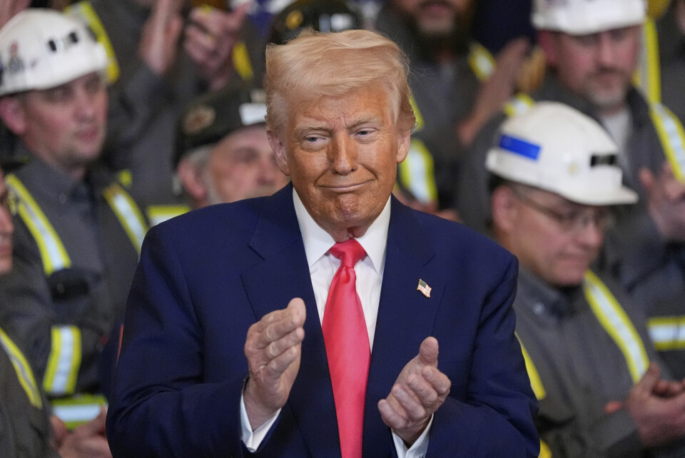 USAs president Donald Trump lanserte sin satsing på kull i Det hvite hus i starten av april. I bakgrunnen står en gruppe kullgruvearbeidere. En gruppe gruvearbeidere var til stede da Donald Trump presenterte sin satsing på kull. Foto: Alex Brandon / AP / NTB
