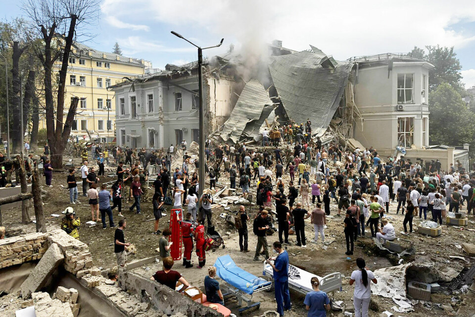 Noen ganger kollapser språket. Da Russland bombet et barnesykehus i Kyiv, var det vanskelig å finne ord, skriver Alexander Røskestad. Bildet viser hjelpearbeidet ved barnesykehuset Ohmatdyt i Kyiv i fjor sommer. Russisk angrep på barnesykehus i Kyiv, Ukraina. (8. juli, 2024)