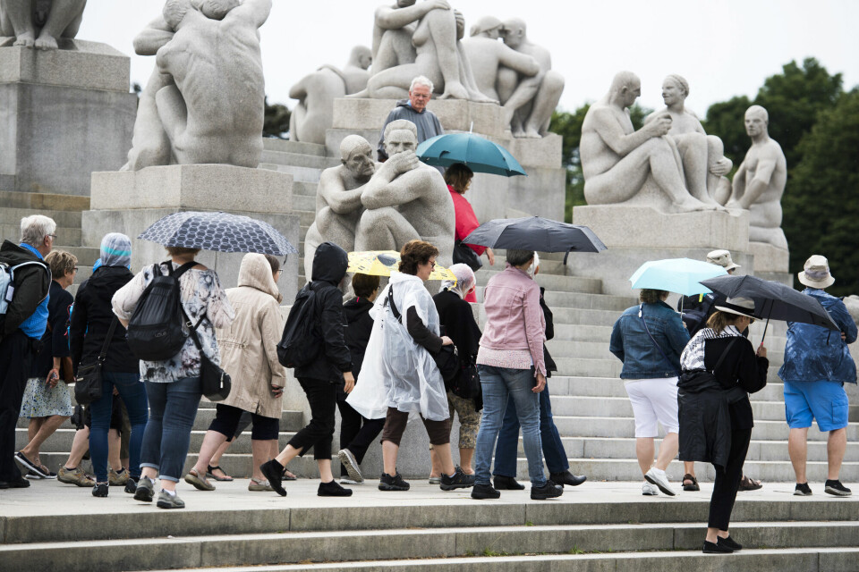 En turistskatt ville gitt Oslo sårt tiltrengte inntekter til å dekke de økte kostnadene som turister påfører byen, skriver Eivind Trædal. Bildet viser utenlandske turister i Vigelandsparken. Turister i Vigelandsparken