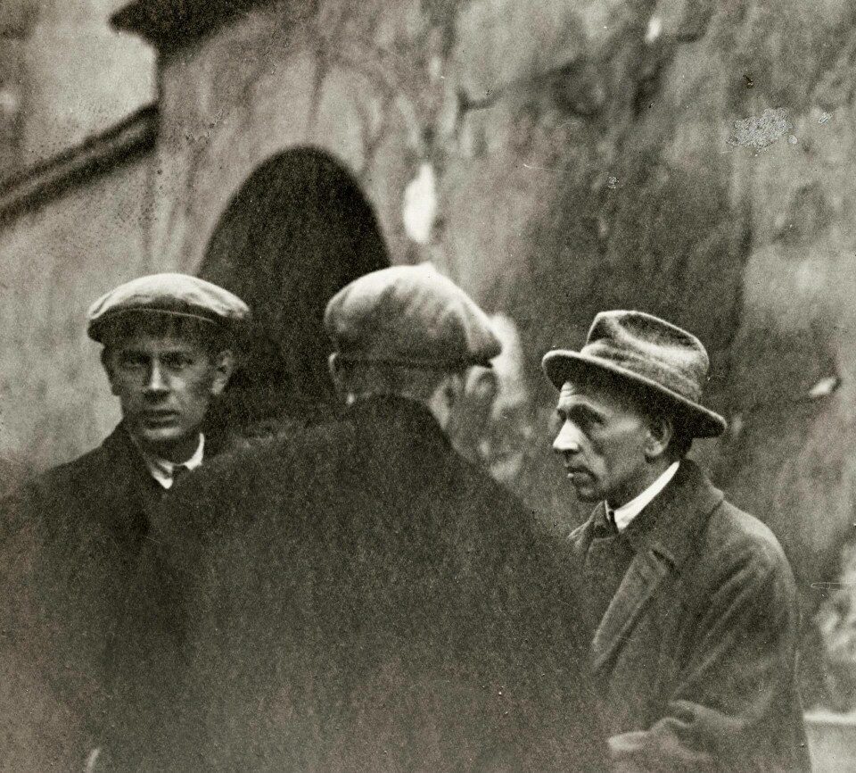 Einar Gerhardsen, senere statsminister og landsfader, og Martin Tranmæl, senere ideolog og redaktør i denne avisa, avbildet sammen da Tranmæl slapp ut av fengsel i 1925.(Arbeiderbevegelsens arkiv og bibliotek) Einar Gerhardsen, senere statsminister og landsfader, og Martin Tranmæl, senere ideolog og redaktør i denne avisa, avbildet sammen da Tranmæl slapp ut av fengsel i 1925.