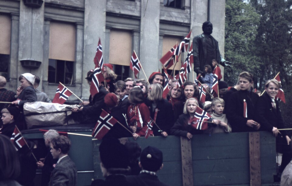 Barn med flagg på lastebilplan under feiringen på Universitetsplassen under frigjøringsdagene 1945. Barn med flagg på lastebilplan under feiringen på Universitetsplassen under frigjøringsdagene 1945.Kreditering: Johan Hove Mo eller Johannes Reidar Mo/ Oslo byarkiv