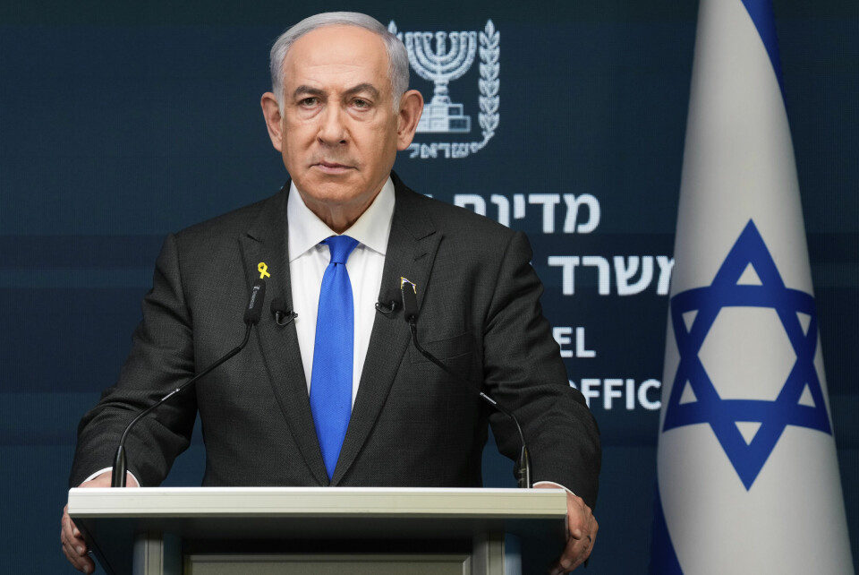 Israels statsminister Benjamin Netanyahu skal opereres søndag. Prostataen skal fjernes etter en urinveisinfeksjon, opplyser kontoret hans. Israels statsminister Benjamin Netanyahu sier at landet vil fortsette angrepene i Jemen. En rekke mål ble angrepet av israelske kampfly torsdag. Foto: Ohad Zwigenberg / AP / NTB