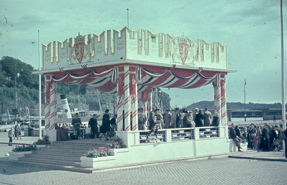 Baldakin på Rådhusplassen i anledning Kong Haakons ankomst 7. juni 1945.(Johan Hove Mo eller Johannes Reidar Mo/ Oslo byarkiv) Baldakin på Rådhusplassen i anledning Kong Haakons ankomst 7. juni.Kreditering: Johan Hove Mo eller Johannes Reidar Mo/ Oslo byarkiv