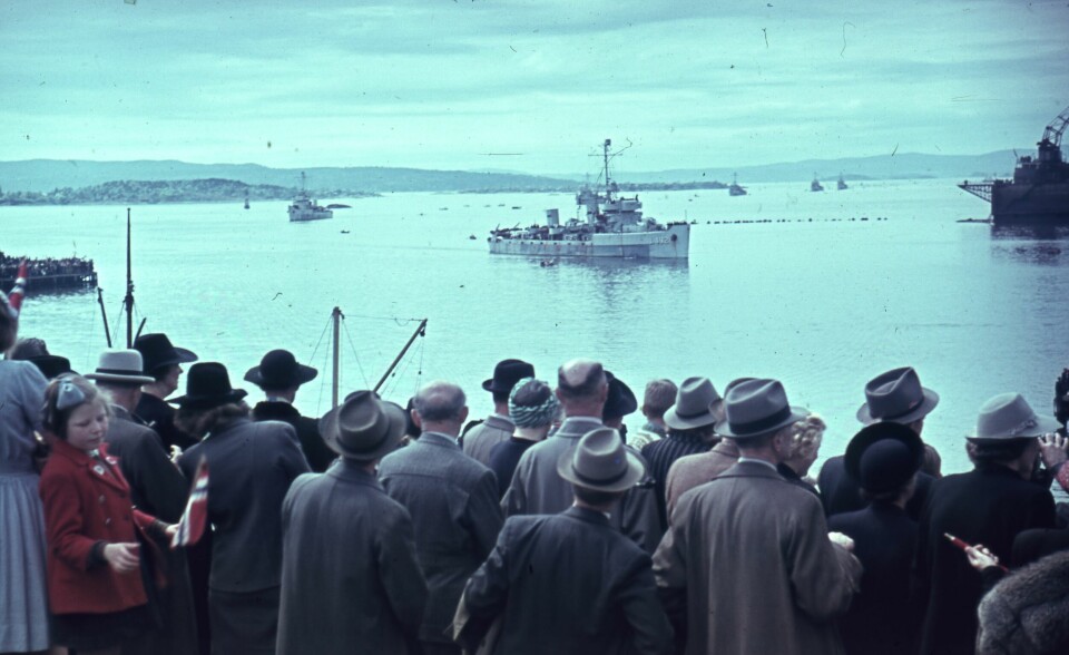 Folkemengde på Rådhusplassen ved Honnørbrygga venter trolig på kronprins Olavs hjemkomst den 13. mai 1945.(Johan Hove Mo eller Johannes Reidar Mo/ Oslo byarkiv) Folkemengde på Rådhusplassen ved Honnørbrygga venter trolig på kronprins Olavs hjemkomst den 13.mai 1945.Kreditering: Johan Hove Mo eller Johannes Reidar Mo/ Oslo byarkiv