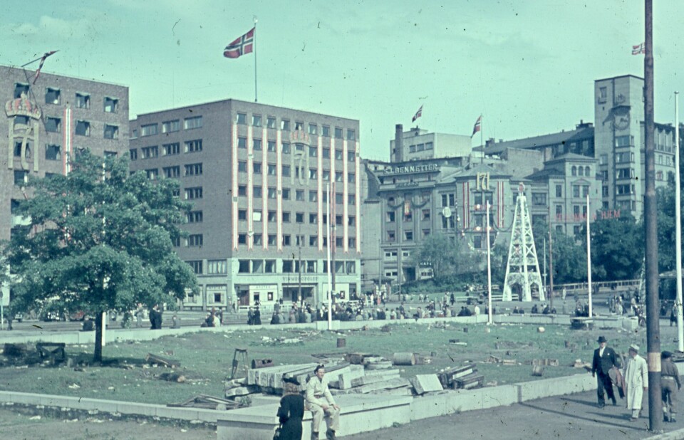 Rådhusplassen, ikke helt ferdigstilt, under feiringen av frigjøringsdagene i 1945.(Johan Hove Mo eller Johannes Reidar Mo/ Oslo byarkiv) Rådhusplassen, ikke helt ferdigstilt, under feiringen av frigjøringsdagene 1945Kreditering: Johan Hove Mo eller Johannes Reidar Mo/ Oslo byarkiv