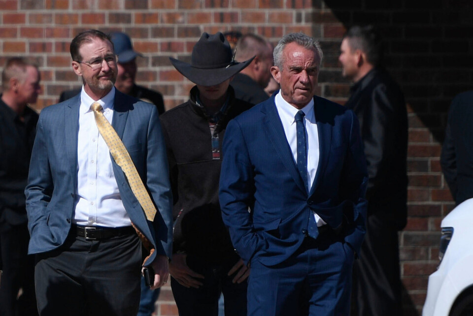 USAs helseminister Robert F. Kennedy (t.h.) besøker en mennonittisk kirke i Texas. To barn tilhørende det mennonittiske trossamfunnet i delstaten er døde av meslinger. Nå råder Kennedy folk til å vaksinere seg. Health and Human Services Secretary Robert F. Kennedy Jr., right, arrives at Reinlander Mennonite Church after a second measles death, Sunday, April 6, 2025, in Seminole, Texas. (AP Photo/Annie Rice)