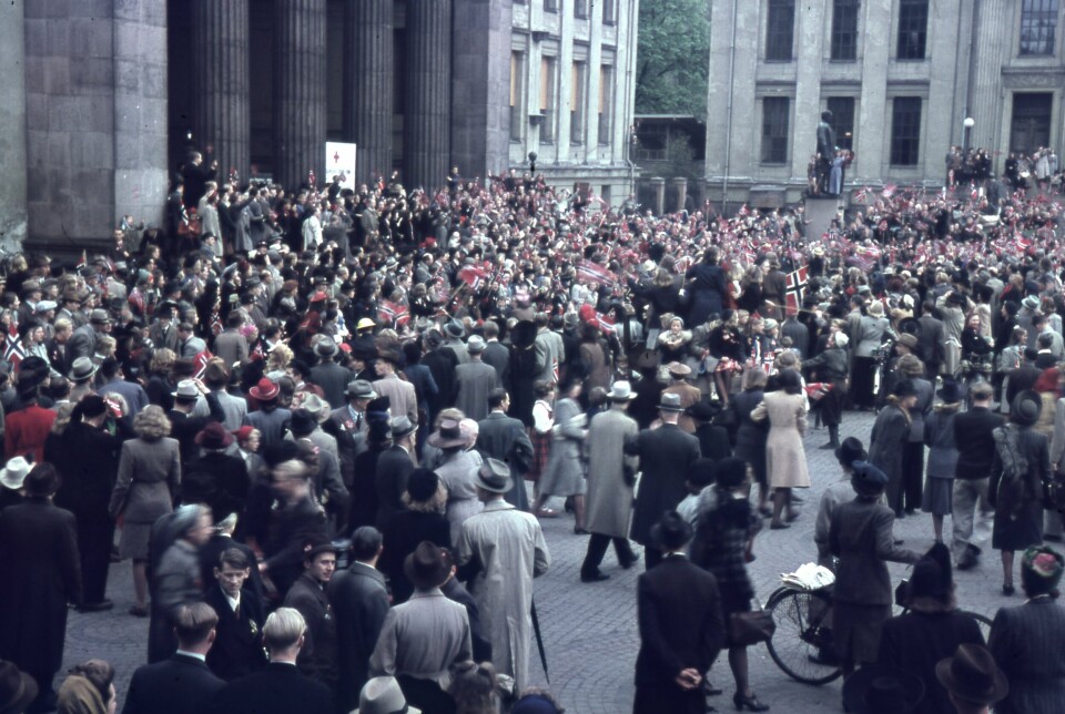 Folkefest på Universitetsplassen under frigjøringsdagene i mai 1945. Trolig i forbindelse med ankomsten til Grini-fangene.(Johan Hove Mo eller Johannes Reidar Mo/ Oslo byarkiv) Folkefest på Universitetsplassen under frigjøringsdagene i mai 1945. Trolig i forbindelse med ankomsten til Grini fangene.Kreditering: Johan Hove Mo eller Johannes Reidar Mo/ Oslo byarkiv