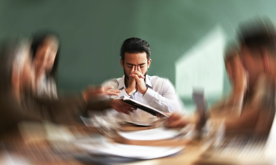 Effektivitetskravene er ikke bare strukturelle – de virker inn i kulturen, og i oss. Vi ender opp med et system der lite annet enn ytelse har verdi, og der mennesker reduseres til brikker, skriver Christina Søgård. Arbeidsliv, stress, prestasjonsjag. Modellklarert illustrasjonsfoto