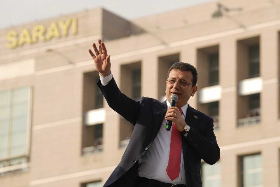 Istanbuls ordfører Ekrem Imamoglu er varetektsfengslet i påvente av en rettssak der han anklages for korrupsjon. Han nekter for anklagene og hevder de er politisk motivert. Her er han fotografert i forbindelse med en tale til støttespillere i januar. Istanbuls ordfører Ekrem Imamoglu da han talte til sine støttespillere i slutten av januar i år. Foto: Emrah Gurel / AP / NTB