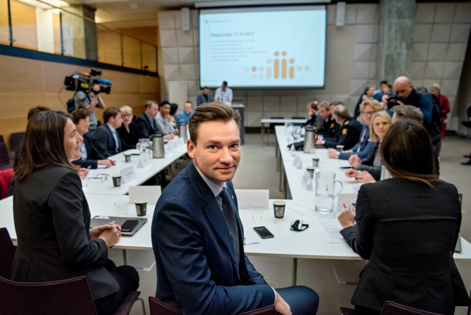 Debatten om hvordan vold og kriminalitet slår inn i norsk skole med full kraft er ikke av ny dato. I 2017 resulterte Dagsavisens avsløringer i et nasjonalt toppmøte om situasjonen i Osloskolen. Til stede var blant andre daværende konstituert kunnskapsminister Henrik Asheim (H), justisminister Per-Willy Amundsen (Frp) og innvandringsminister Sylvi Listhaug (Frp). Hele 16 skole-, politi- og justistopper deltok, inkludert Oslos politimester Hans Sverre Sjøvold. I etterkant av møtet fikk politiet 30 millioner kroner ekstra for å forebygge skolevold.(Mimsy Moller/Dagsavisen) Kunnskapsdepartementet (KD). Kunnskapsminister Henrik Asheim (H), justisminister Per-Willy Amundsen (Frp) og innvandringsminister Sylvi Listhaug (Frp). Tone Tellevik Dahl, byråd for oppvekst og kunnskap i Oslo. Hastemøte med 16 andre skole-, politi- og justistopper i Kunnskapsdepartementet. Hans Sverre Sjøvold, politimester i Oslo.