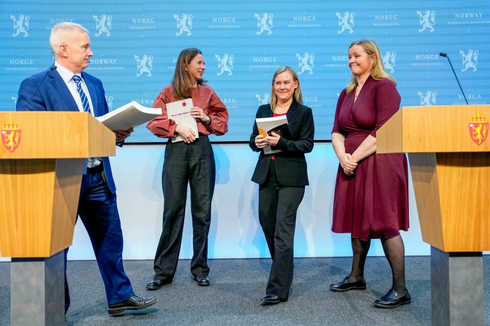 Den 13. mars overrakte Knut Storberget (t.v.) en rapport med tiltak for barn som begår gjentatt eller alvorlig kriminalitet til justis-og beredskapsminister Astri Aas-Hansen, barne- og familieminister Lene Vågslid og kommunal- og distriktsminister Kjersti Stenseng.(Cornelius Poppe/NTB) Knut Storberget (t.v.) overrakte 13. mars en rapport om alvorlig kriminalitet blant barn og unge til justis-og beredskapsminister Astri Aas-Hansen, barne- og familieminister Lene Vågslid og kommunal og distriktsminister Kjersti Stenseng (alle Ap).