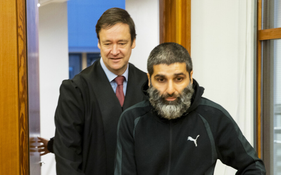 Arfan Bhatti gikk veien fra å være en voldelig ungdomskriminell til å bli ekstrem islamist, skriver Kristine Meek. På bildet ankommer Bhatti Oslo tingrett sammen med sin advokat John Christian Elden i 2018. Arfan Bhatti, John Christian Elden. Oslo tingrett 2018.