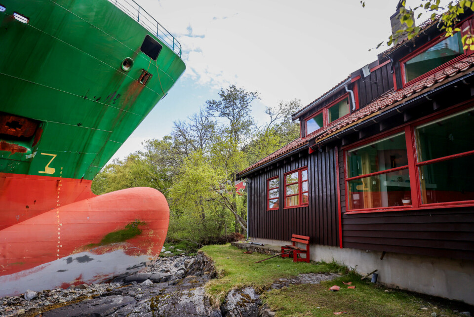 Et 135 meter langt konteinerskip gikk natt til torsdag på grunn i Trondheimsfjorden utenfor Byneset. Det 135 meter lange konteinerskipet står godt plassert på land, like ved en bolig. Foto: Jan Langhaug / NTB