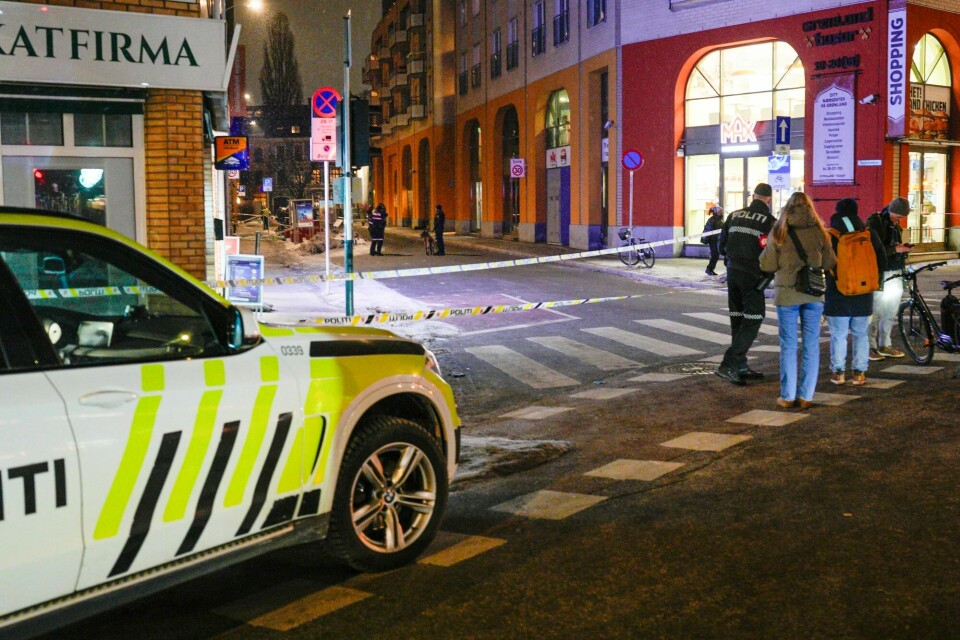 Politiet ved åstedet på Grønland i Oslo der en 19-åring ble alvorlig men ikke livstruende skadet i en knivstikking 6. februar 2024. Modis bestekamerat Amir er senere dømt for forholdet. Dommen er anket.(Javad Parsa/NTB) Skolesak Politiet jobber i Tøyengata på Grønland i Oslo etter at en person ble knivstukket under en slåsskamp tirsdag ettermiddag.