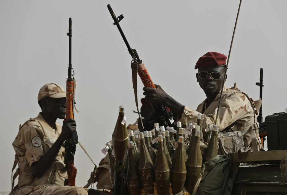 Medlemmer av Mohammed Hamdan Dagalos RSF-styrker under et arrangement i juni 2019. RSF-militsen i Sudan (bildet) gikk i april i fjor til krig mot regjeringshæren i landet. Titusener er siden drept og over 9 millioner mennesker er drevet på flukt, mange til naboland som Egypt. Foto: AP / NTB