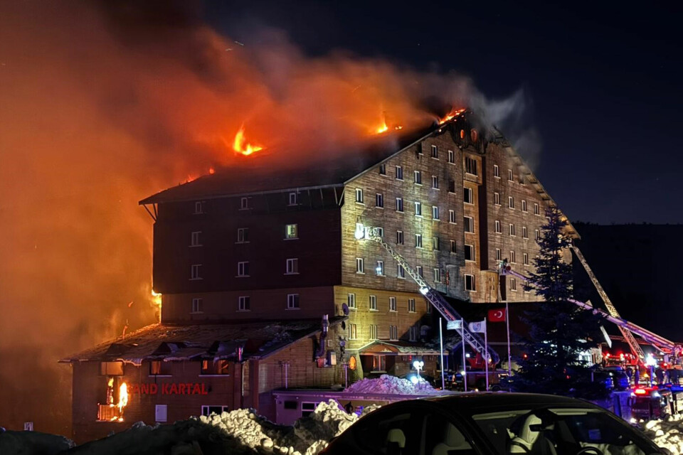 Brannmannskaper forsøker å få kontroll på brannen i hotellet natt til tirsdag. Hotellet ligger i et populært skiområde og hadde over 230 gjester da brannen startet. Brannmannskaper forsøker å få kontroll på brannen i hotellet natt til tirsdag. Hotellet ligger i et populært skiområde og hadde over 230 gjester da brannen startet. Foto: AP / NTB