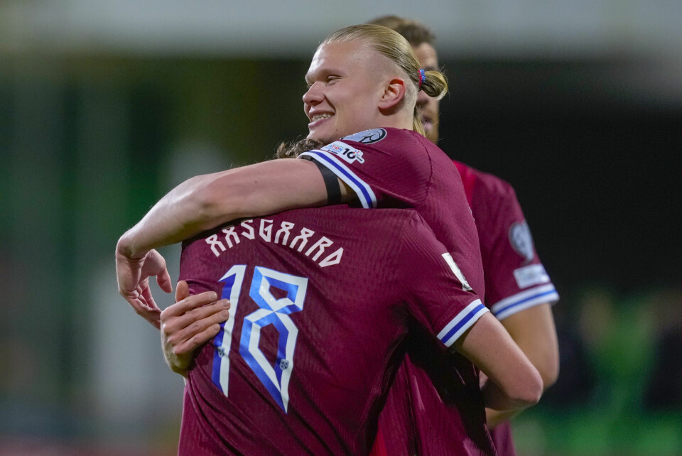 Erling Braut Haaland omfavnet Thelo Aasgaard etter 22-åringens 3-0-mål mot Moldova. Erling Braut Haaland omfavnet Thelo Aasgaard etter 22-åringens 3-0-mål mot Moldova. Foto: Fredrik Varfjell / NTB