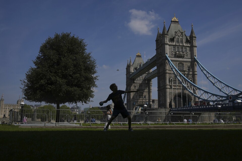 En gutt leker i vårsolen i London. Ikke siden 1956 har det kommet mindre regn i England i månedene februar, mars og april enn det gjorde i år. En gutt leker i vårsolen i London. Ikke siden 1956 har det kommet mindre regn i England i månedene februar, mars og april enn det gjorde i år. Arkivfoto: Kin Cheung / AP / NTB