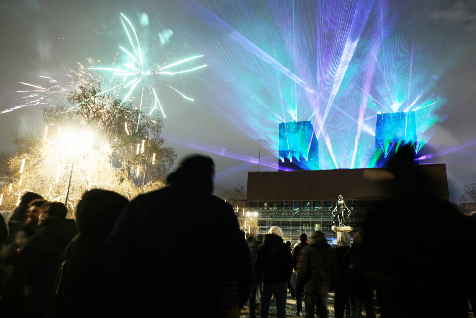 En fin og lys vårkveld passer bedre for en folkefest enn den frostskadde feiringen vi har nå, mener Sebastian Skaug. Bildet viser lasershow og fyrverkeri på Rådhusplassen i Oslo nyttårsaften. Nyttårsaften 2024 til 2025. Lasershow og fyrverkeri på Rådhusplassen i Oslo.
