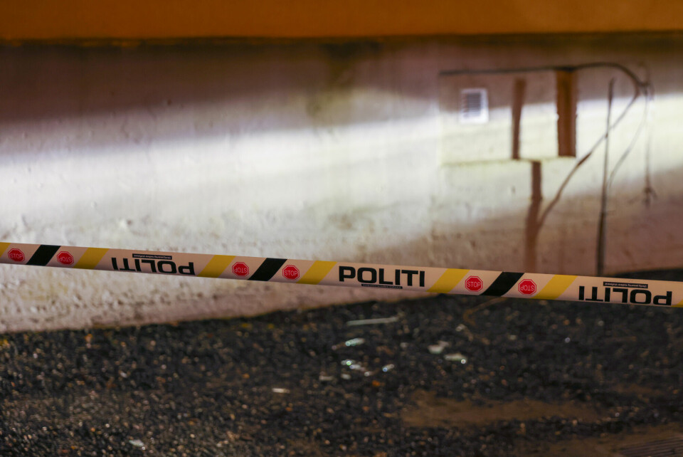 Politiet har satt opp sperringer rundt huset. Politiet har satt opp sperringer rundt huset.