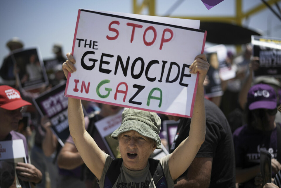 Israelere protesterer mot krigen i nærheten av grensen mellom Israel og Gazastripen fredag. Israelere protesterer mot krigen i nærheten av grensen mellom Israel og Gazastripen fredag. Foto: Leo Correa / AP / NTB