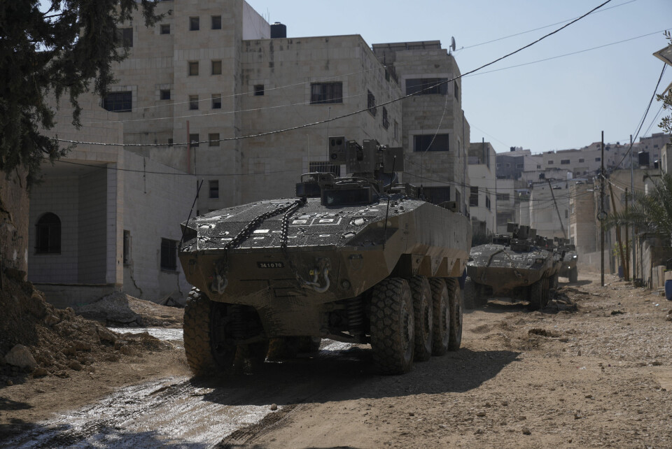 Israelske soldater i Jenin i mars. Israelske militærfartøy i aksjon i byen Jenin på den okkuperte Vestbredden. Arbeiderpartiets redaksjonskomité foreslår forbud mot næringsvirksomhet som opprettholder den israelske okkupasjonen av palestinske områder. Foto: Majdi Mohammed / AP / NTB