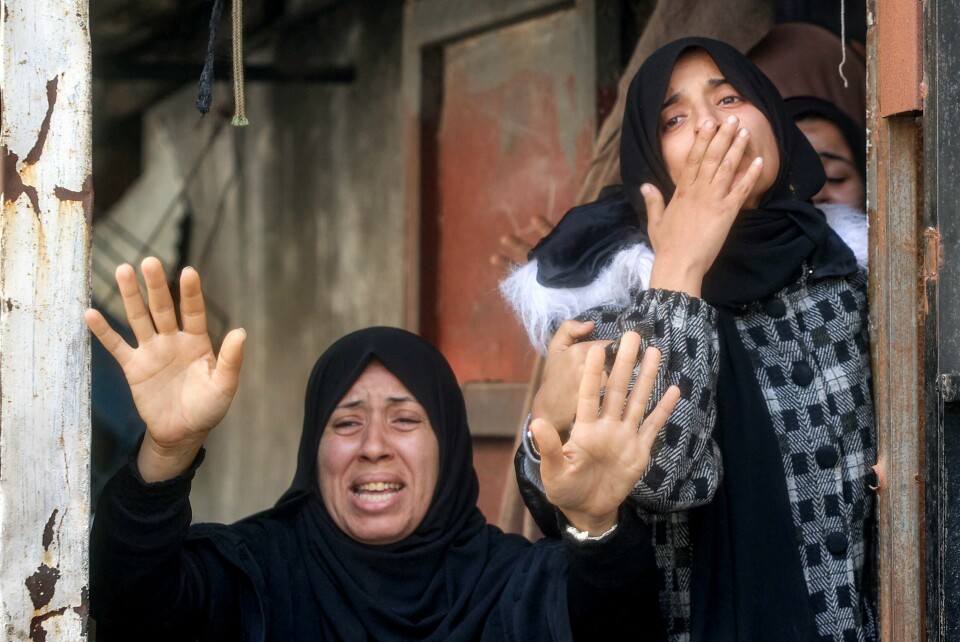 Lærere vil stå i en krevende situasjon. Hvordan undervise om Gaza når temaet er politisk betent? spør Kvinner sørger under begravelsen for palestinske familiemedlemmer, etter at huset deres ble truffet av israelske bomber på Gaza-stripen.(EYAD BABA/AFP) Kvinner sørger under begravelsen for palestinske familiemedlemmer etter at huset deres ble truffet av israelske bomber på Gaza-stripen.
