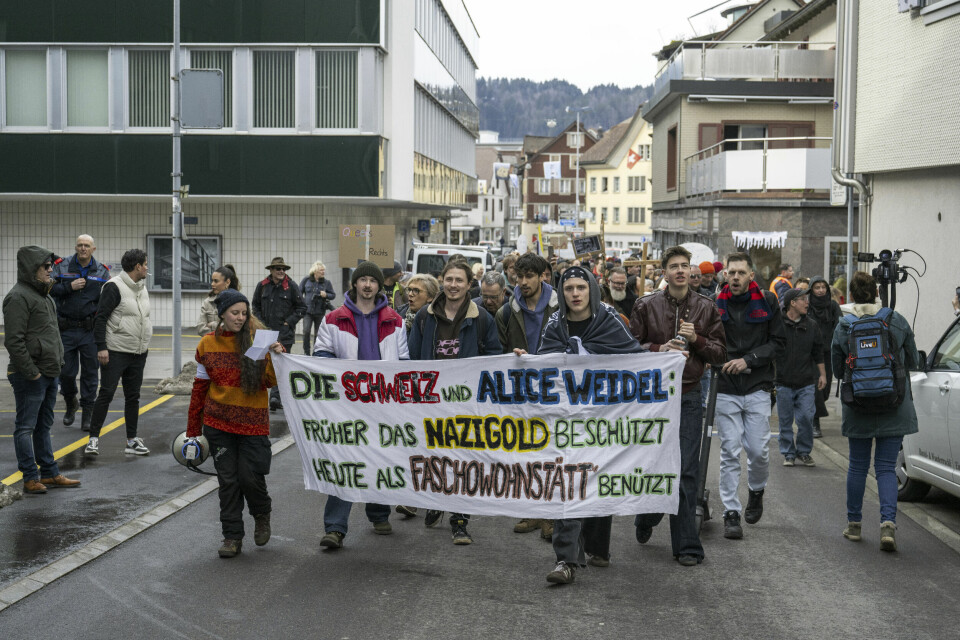 Demonstranter i den sveitsiske byen Einsiedeln protesterer mot ytre høyre og AfD-leder Alice Weidel, som bor i byen. Demonstranter i den sveitsiske byen Einsiedeln protesterer mot ytre høyre og AfD-leder Alice Weidel, som bor i byen. Foto: Urs Flueeler / Keystone via AP / NTB