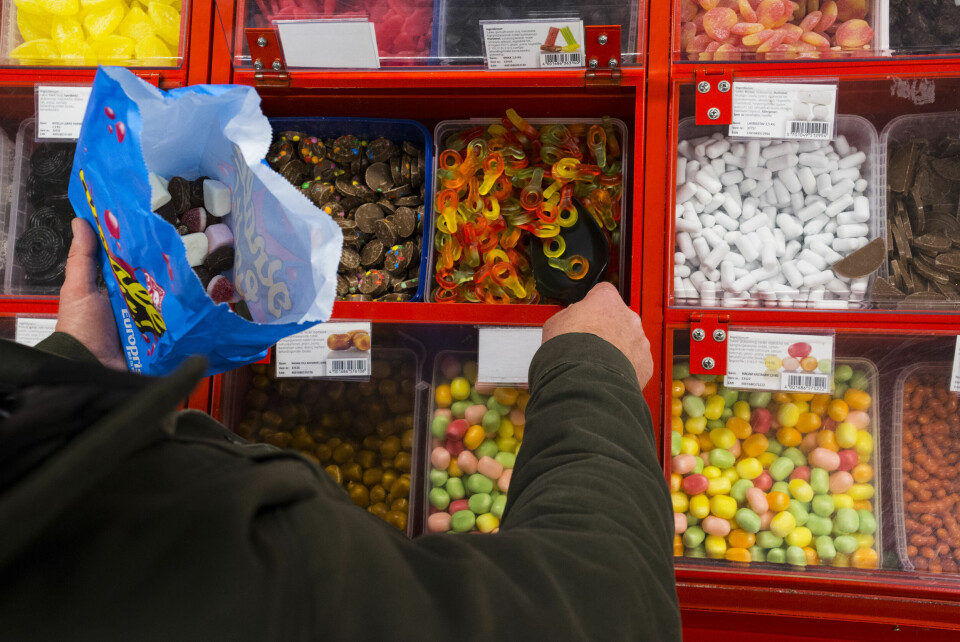 Matvareprisene steg med 1,8 prosent fra januar til februar, og det var særlig prisene på sjokolade og søtsaker som økte i pris. Matvareprisene steg med 1,8 prosent fra januar til februar, og det var særlig prisene på sjokolade og søtsaker som økte i pris. Foto: Mariam Butt / NTB
