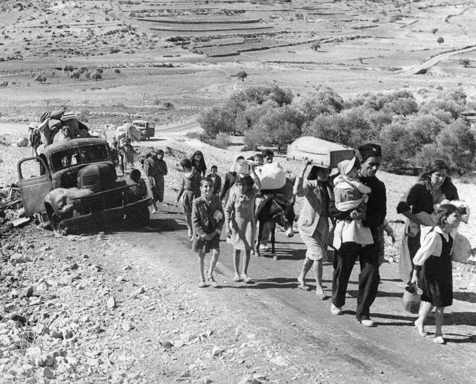 Palestinere som flykter fra hjemmene sine under kampene mellom israelske og arabiske tropper i 1948.(Jim Pringle/AP) Israel liker ikke å bli minnet på de nærmere 800.000 palestinerne som ble fordrevet fra sine hjem da staten ble opprettet i 1948. Det er derfor de i årevis har forsøkt å stenge ned FNs hjelpeorganisasjon for palestinske flyktninger (Unrwa), mener den israelske historikeren Ilan Pappe. Foto: AP / NTB