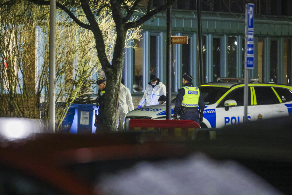 Politiet jobber ved Campus Risbergska i Örebro i Sverige, der ti personer ble drept i en skyteepisode tirsdag. Politifolk som rykket ut til voksenopplæringssenteret, får utvidet fri. Foto: Hans Olav Torgersen / NTB