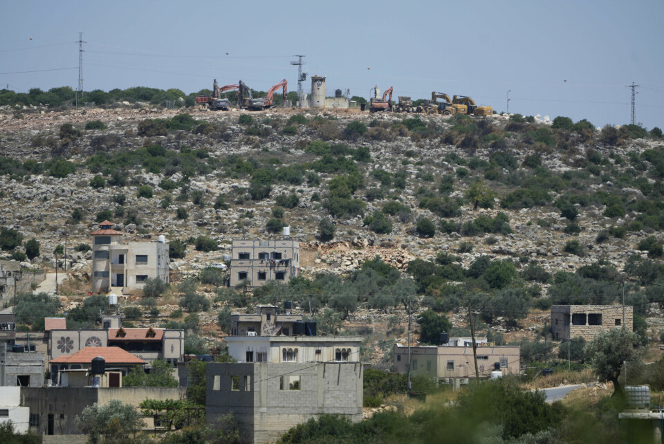 Bulldosere jobber ved en israelsk utpost nær bosetningen Bruchin på den okkuperte Vestbredden. En israelsk bosetning nær landsbyen Bruqin på den okkuperte Vestbredden. Foto: Nasser Nasser / AP / NTB