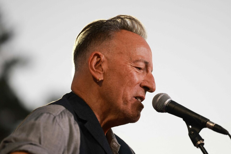 Bruce Springsteen ga ut første kolleksjon av uutgitt materiale i 1998. Bruce Springsteen har kort, grått hår, veldig kort på sidene, bildet viser ham fra siden mens han synger inn i en mikrofon under åpen himmel. Han har en liten gull øredobb i høyre øre.