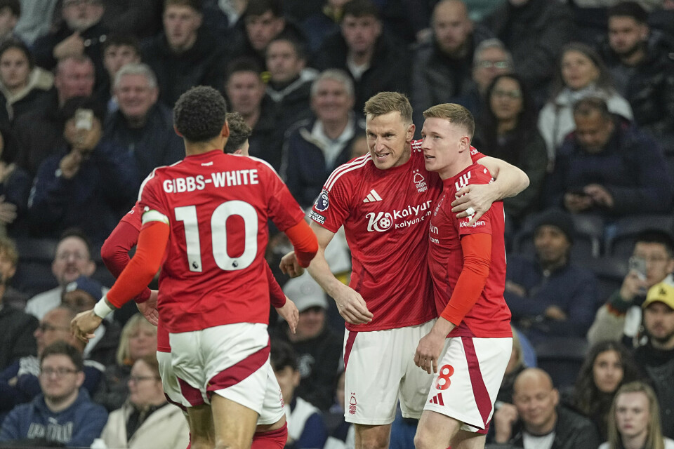 Nottingham Forest feirer etter scoringen til Elliot Anderson (til høyre). Også Chris Wood (midten) scoret for Nottingham. Nottingham Forest feirer etter scoringen til Elliot Anderson (til høyre). Foto: Dave Shopland / AP / NTB.