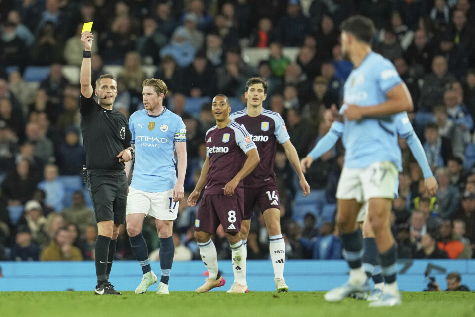 Manchester Citys ble vist det gule kortet tidlig i kampen. Senere ble han matchvinner. Manchester Citys ble vist det gule kortet tidlig i kampen. Senere ble han matchvinner. Foto: Jon Super / AP / NTB.