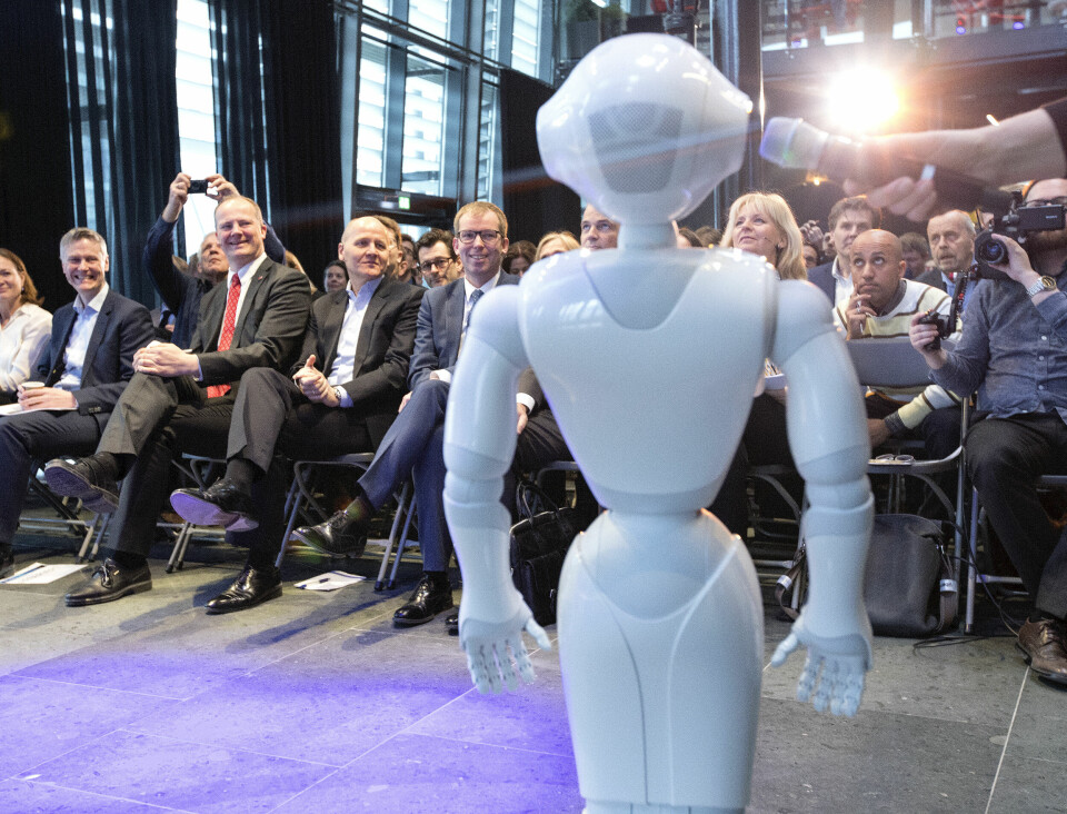 Kommuner skal ikke, under noe omstendighet, ha ros for å bruke et dataprogram som gjetter hvilke ord du vil skrive til å utarbeide ny skolestruktur, skriver Magnus Forsberg. På bildet presenteres en AI-robot for norsk offentlighet i 2017. Kommuner skal ikke, under noe omstendighet, ha ros for å bruke et dataprogram som gjetter hvilke ord du vil skrive til å utarbeide ny skolestruktur, skriver Magnus Forsberg. På bildet presenteres en AI-robot for norsk offentlighet i 2017.