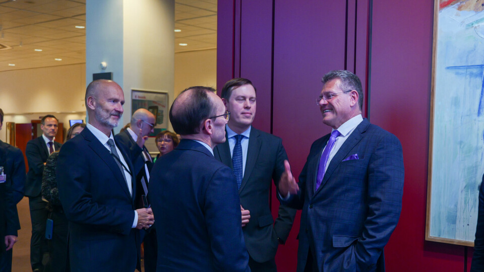 Tonen var mer avslappet på dette møtet i EØS-rådet. Et tema var samarbeid om økonomisk sikkerhet. Fra venstre: Norges EU-ambassadør Anders Eide, utenriksminister Espen Barth Eide, statssekretær i det polske økonomidepartementet Michał Baranowski og EU-kommissær med ansvar for EØS, Maroš Šefčovič Tonen var mer avslappet på dette møtet i EØS-rådet. Et tema var samarbeid om økonomisk sikkerhet. Fra venstre: Norges EU-ambassadør Anders Eide, utenriksminister Espen Barth Eide, statssekretær i det polske økonomidepartementet Michał Baranowski og EU-kommissær med ansvar for EØS, Maroš Šefčovič