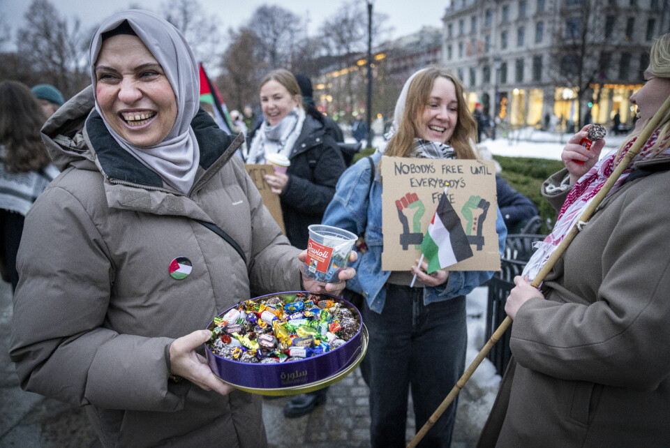 Mange titalls personer, deriblant en del palestinere, samlet seg på Eidsvolls plass i Oslo for å feire våpenhvile i Gaza. En av dem er palestinske Wafaa Alzayegh, som med et smil, deler ut Twist til alle som kom. Wafaa har familie i Gaza. For en uke siden ble nevø hennes drept. Mange titalls personer, deriblant en del palestinere, samlet seg på Eidsvolls plass i Oslo for å feire våpenhvile i Gaza. En av dem er palestinske Wafaa Alzayegh, som med et smil, deler ut Twist til alle som kom. Wafaa har familie i Gaza. For en uke siden ble nevø hennes drept. Foto: Heiko Junge / NTB