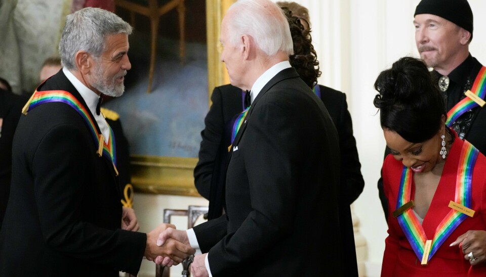 President Joe Biden håndhilser på skuespiller, regissør og produsent George Clooney under mottakelsen for Kennedy Center-prisvinnerne i Det hvite hus i Washington, søndag 4. desember 2022. Artisten Gladys Knight, nederst til høyre, og U2-medlemmet The Edge, øverst til høyre, ser på.(Manuel Balce Ceneta/AP) President Joe Biden håndhilser på skuespiller, regissør og produsent George Clooney under mottakelsen for Kennedy Center-prisvinnerne i Det hvite hus i Washington, søndag 4. desember 2022. Artisten Gladys Knight, nederst til høyre, og U2-medlemmet The Edge, øverst til høyre, ser på.