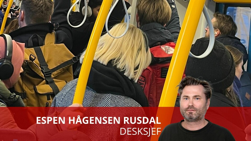 Nei. ryggsekken skal ikke være på ryggen når du reiser med trikken. Espen